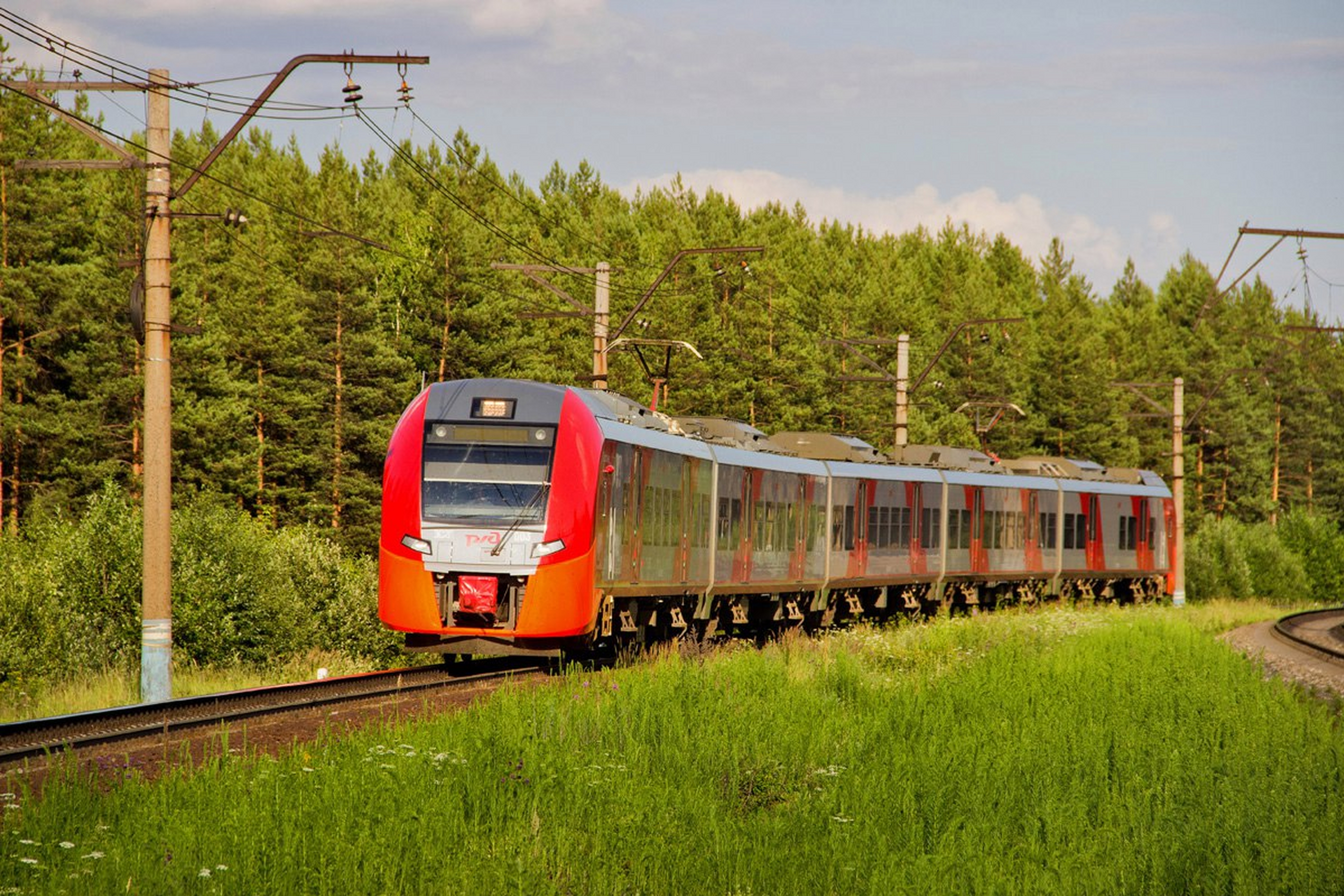 Электропоезда каменск екатеринбург. Эс2г 003. Эс2г 001 СВЖД. Электропоезд. Пригородный поезд.